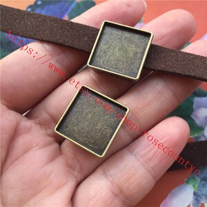 Puede incluir: Dos biseles cuadrados de color bronce antiguo con un cordón de gamuza marrón. Los biseles vacíos están listos para tus diseños creativos. Ideal para la fabricación de joyas o proyectos de artesanía.