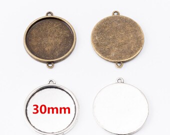 Könnte beinhalten: Zwei Sätze runder, metallener Anhänger-Tabletts. Ein Satz ist silberfarben mit einem Durchmesser von 30 mm, der andere Satz ist antik-messingfarben.