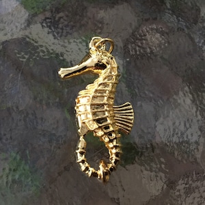 Chiusura a moschettone a forma di cavalluccio marino placcata in oro, design originale (1 3/4 x 3/4 pollici) Design originale e protetto da copyright.