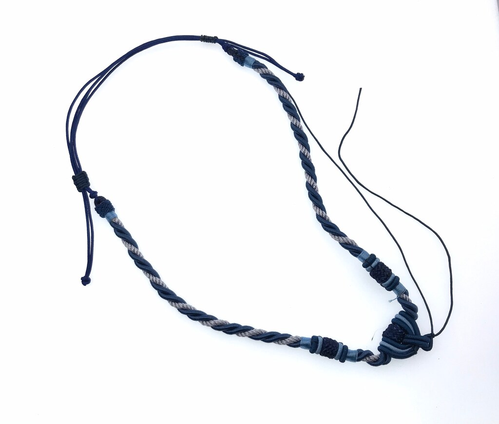 FERALIAH Girocollo In Seta Satinata 42 Cm Con Anello Magico Argento 925 - Cordino 2,5 Mm - Multicolore - Design Spagnolo