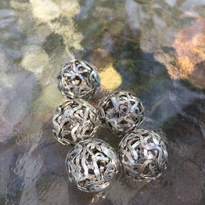 5 pc 3/4 inch round silver plated metal woven beads. Light weight, good for earrings and necklace.