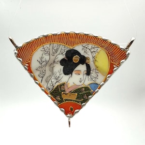 Colgante grande de porcelana rota con forma de geisha japonesa. Colgante de porcelana hecho a mano con diseño llamativo. Colgante central de porcelana reciclada.