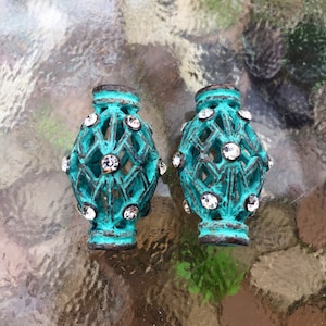 2 contas de filigrana de pátina com strass (1 1/4 x 1/2 polegada)