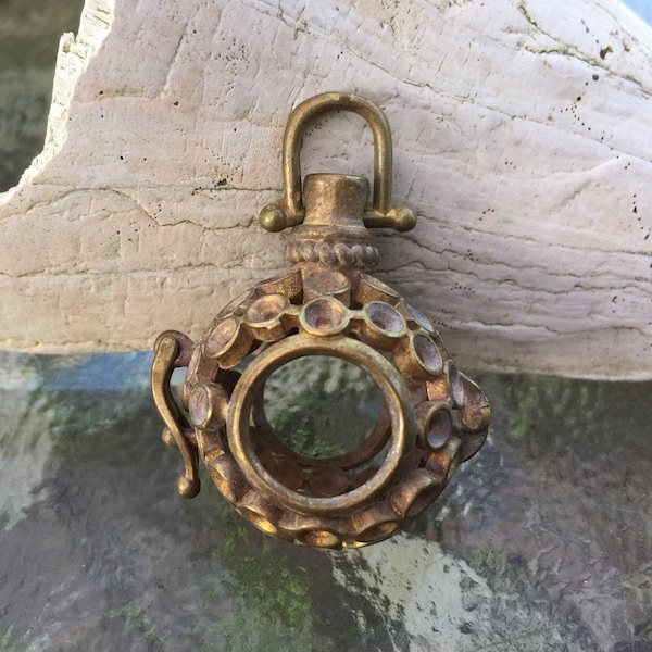 Colgante tipo relicario de latón con forma de jaula de piedra: forma de rosquilla, apto para cuentas de 12-13 mm.