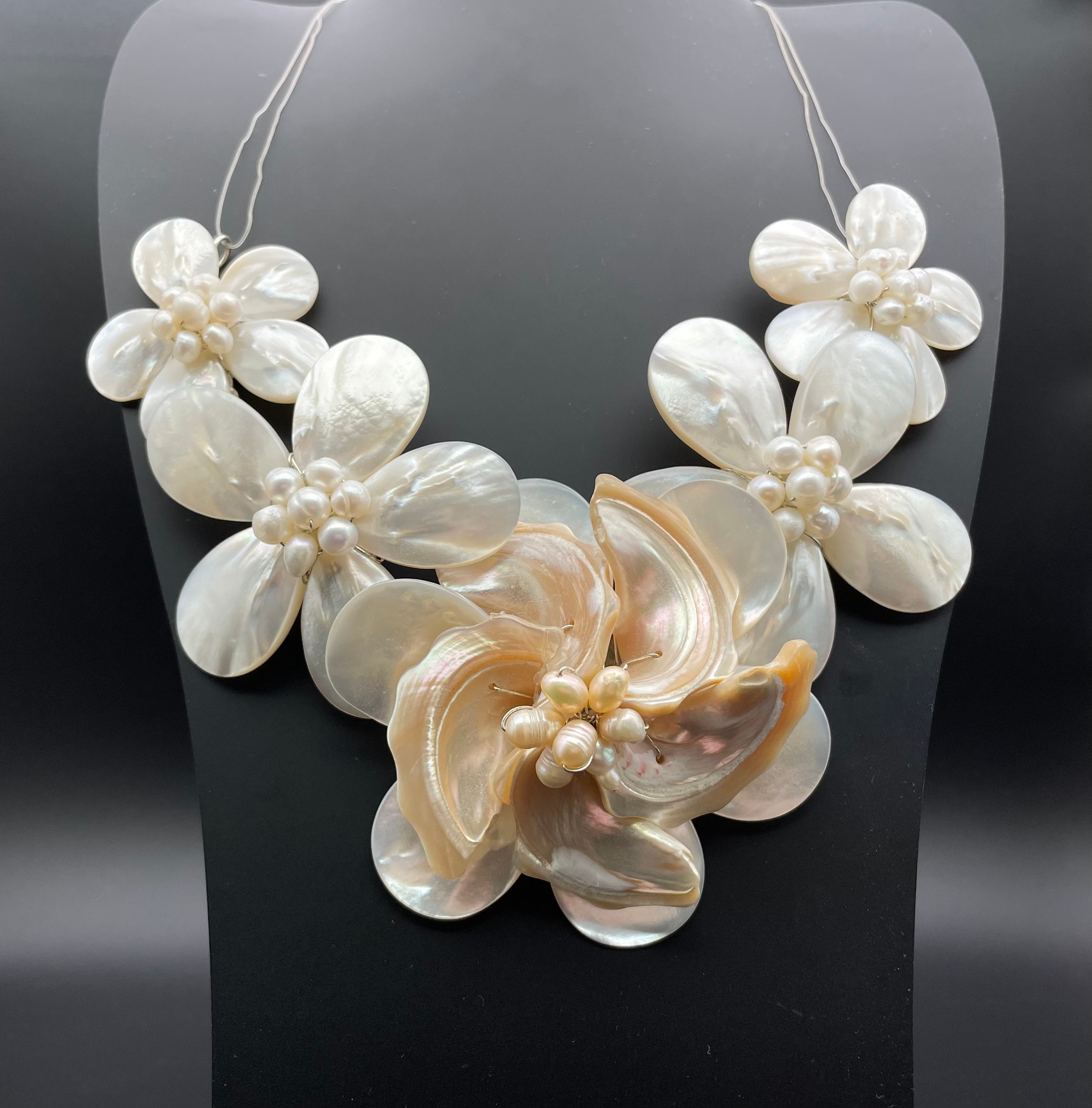 Flowers and butterflies Hand-woven Natural MOP Shell Freshwater Pearl Flower Necklace 