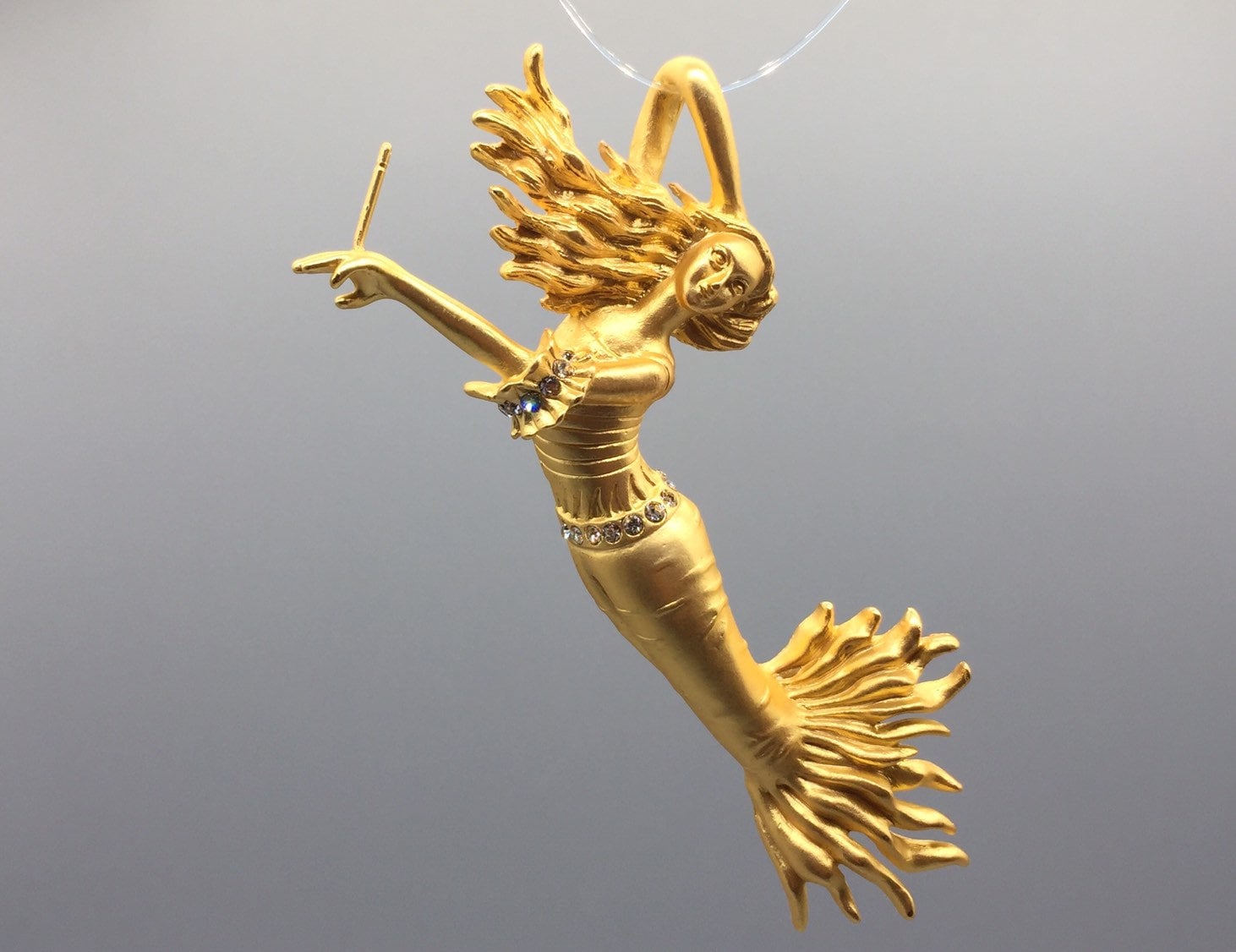 Spilla a forma di sirena color oro con perle finte e cristalli Spilla a