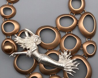 Spilla Ciondolo dipinto in oro bianco 18 kt e smalti | Gioielleria Faelutti