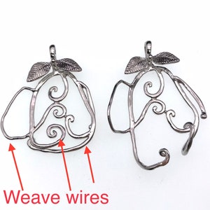 Puede incluir: Dos piezas en blanco de metal plateado para colgantes con un diseño de hoja y un patrón de alambre tejido. El alambre está tejido en un diseño de espiral. Las piezas en blanco son para la elaboración de joyas.