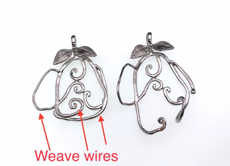 Puede incluir: Dos piezas en blanco de metal plateado para colgantes con un dise&ntilde;o de hoja y un patr&oacute;n de alambre tejido. El alambre est&aacute; tejido en un dise&ntilde;o de espiral. Las piezas en blanco son para la elaboraci&oacute;n de joyas.