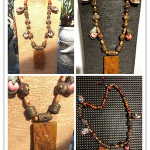 Puede incluir: Un collar largo y multicolor con un gran colgante de &aacute;mbar tallado. El collar presenta cuentas de madera, cuentas de metal y peque&ntilde;as cuentas talladas de color rosa y blanco. El colgante es rectangular y presenta una talla detallada de un drag&oacute;n.