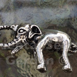 Chiusura a moschettone a forma di elefante placcata in argento: gioiello dal design originale protetto da copyright
