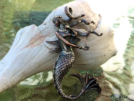 Pendentif sirène avec deux épingles pour tenir les perles percées. Cuivre  plaqué. PD01C perles non incluses Design original et protégé par copyright  -  France