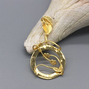 Cabochon setting or stone holder, gold  plated with leave style bail on top. Good for gem stones, quartz, rocks. (Sample not include)