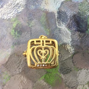 Solid brass cage pendant: color may range from copper to bronze. not polished/treated. Box shape. Good for gem stones (Bead not include)