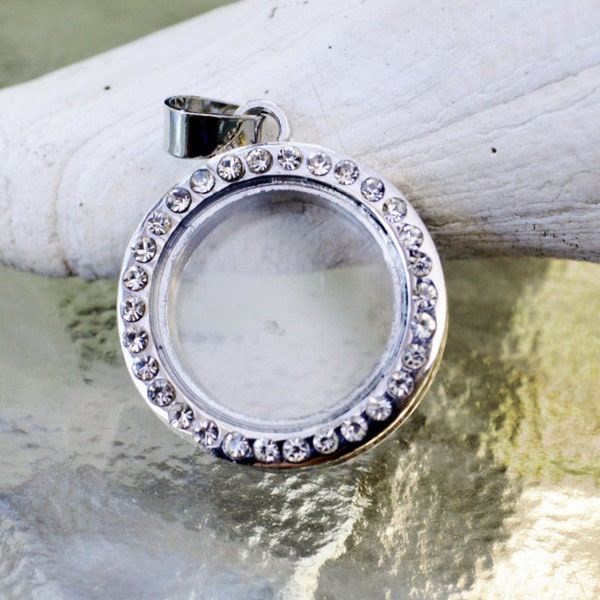 Magnetic locket pendant: silver plated round shape. Good for gem stones, shells, beads, pic and baby hair.