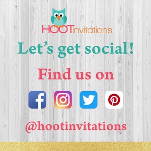 Puede incluir: Un gr&aacute;fico con un b&uacute;ho azul y el texto "HOOTinvitations" en naranja y blanco. El texto "Let's get social! Find us on" est&aacute; en rosa. Se muestran iconos de redes sociales para Facebook, Instagram, Twitter y Pinterest con el texto "@hootinvitations" en rosa.