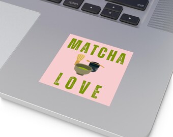 Può includere: Un adesivo rosa con le parole "Matcha Love" in verde e un'illustrazione di una ciotola e un frullatore per matcha. L'adesivo rettangolare è posto su un laptop.