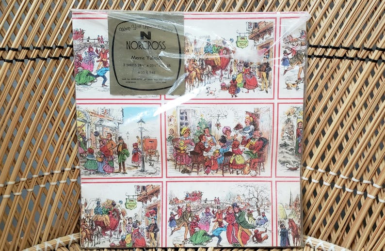 Puede incluir: Papel de regalo navide&ntilde;o vintage con una escena festiva y un borde rojo y blanco. El papel es de Norcross y presenta el texto "Merry Yuletide" y "2 sheets 20" x 26" 45.7 cm x 66 cm".