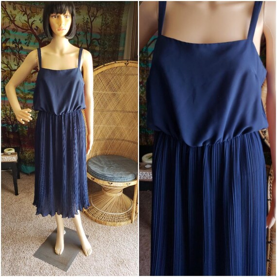navy blue pleated dress