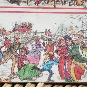 Puede incluir: Un papel de regalo navide&ntilde;o vintage con una escena de personas patinando sobre hielo en un pueblo nevado. El papel presenta un borde rojo y blanco con un patr&oacute;n repetitivo de copos de nieve y un borde rojo y blanco a rayas.