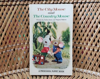 1976 El ratón de ciudad y el ratón de campo. Un libro de marionetas para preescolares, libro de cartón.