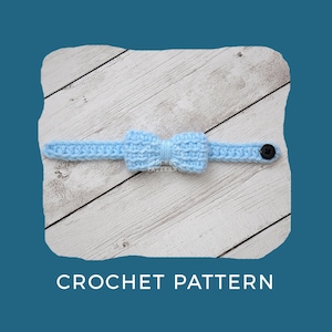 Puede incluir: Una pajarita de crochet azul claro con cierre de botón negro. Patrón de crochet.