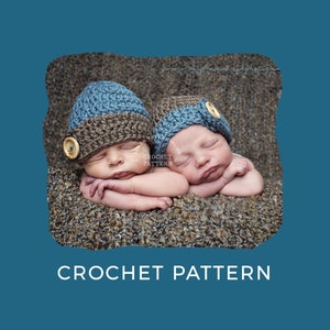 Könnte beinhalten: Zwei Neugeborene tragen blaue und braune Häkelmützen mit Knöpfen und schlafen auf einer braunen, flauschigen Decke. Häkelanleitung.