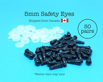Puede incluir: Un montón de 50 pares de ojos de seguridad negros de 5 mm con arandelas de plástico blanco. El texto "5mm Safety Eyes" y "Shipped from Canada" es visible sobre los ojos. El texto "50 pairs" es visible en un círculo a la derecha de los ojos.