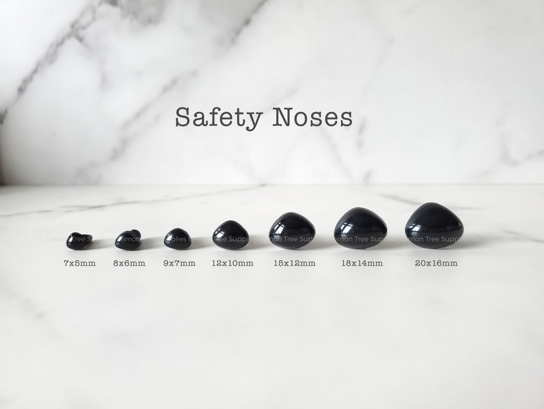 Puede incluir: Una colecci&oacute;n de narices de seguridad negras de varios tama&ntilde;os, que van desde 7x5mm hasta 20x16mm, dispuestas sobre una superficie de m&aacute;rmol blanco. El texto "Safety Noses" est&aacute; arriba.