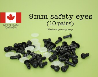 Puede incluir: Un montón de 20 ojos de seguridad de plástico negro, cada uno con una arandela de plástico blanco, que mide 9 mm de diámetro. Los ojos son para proyectos de manualidades y vienen en 10 pares. El texto "9mm safety eyes (10 pairs)" y "*Washer style may vary" está impreso sobre un fondo verde.