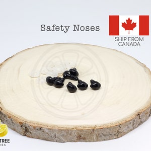 Puede incluir: Narices de seguridad negras para manualidades, presentadas sobre una rodaja de madera. La imagen incluye el texto "Safety Noses".