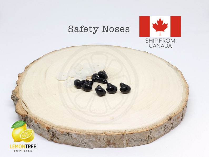 Puede incluir: Narices de seguridad negras para manualidades, presentadas sobre una rodaja de madera. La imagen incluye el texto "Safety Noses".