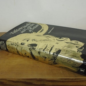 Pode incluir: Um livro com o título "Folklore Myths and Legends of Britain" com capa preta e ilustração dourada de uma cabeça de leão. O livro está sobre uma superfície de madeira.