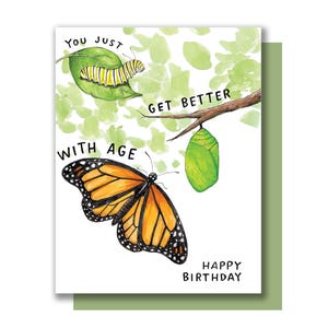 Mejoras con la edad. Tarjeta de feliz cumpleaños con capullo de oruga y mariposa monarca.