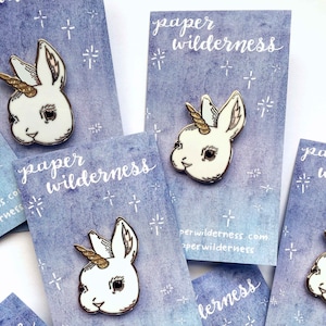 Broche de esmalte Bunicorn: broche de lapela de coelho com chifre de unicórnio e glitter dourado