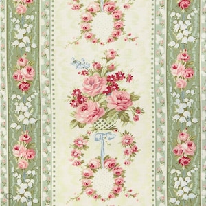 Peut inclure: Papier peint floral avec un motif répété de roses roses, de fleurs rouges et de muguet blanc sur un fond vert pâle et crème. Le motif comprend des couronnes florales et des rayures verticales.
