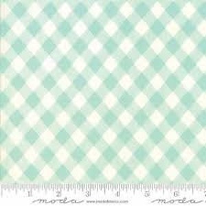 Peut inclure: Tissu gingham bleu clair et blanc avec un motif en losange.