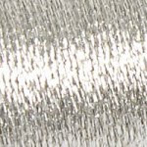 Könnte beinhalten: Silberner Metallic-Stoff mit einem strukturierten, gewebten Muster. Der Stoff hat einen dezenten Schimmer und eine leicht erhabene Oberfläche.