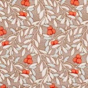 Könnte beinhalten: Ein sich wiederholendes Muster aus stilisierten Zweigen mit kleinen, hellblauen Blättern und Büscheln von drei orangefarbenen Beeren auf einem hellbraunen Hintergrund.