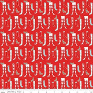 以下が含まれることがあります： 赤い生地に、白のストライプの靴下とエルフの脚が繰り返しパターンで描かれています。靴下は白いカフスと赤と白のストライプが付いています。エルフの脚は茶色の靴を履いています。