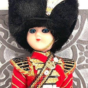 Miniature GUARD London vintage sleep eyes