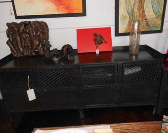 Mesa Credenza de hierro y madera de caoba con entrepaño