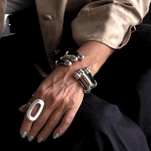 Manschett i läder och metall, modernt staplat armband, läderarmband i vitt/svart/brunt, perfekt presentarmband som komplement till andra armband