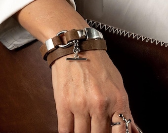 Pulsera envolvente de cuero y metal