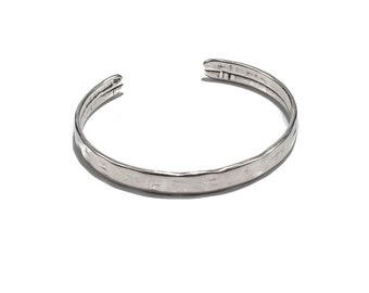 Bangle/cuff silver-plated hammered metal bracelet ideal for stacking or intertwining with other bracelets, minimal cuff bracelet