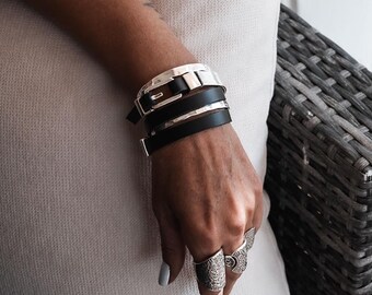 Pulsera triple de cuero negro y metal con hebilla y cierre magnético para tu look diario. Pulsera unisex con un toque moderno.