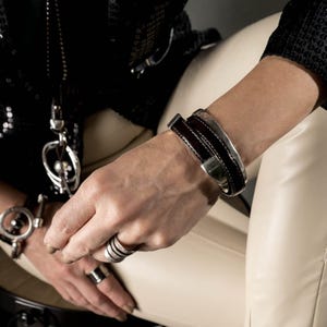 Bracelet enveloppant avec double couture en cuir marron foncé et composant magnétique plaqué argent, cadeau pour femme à porter tous les jours