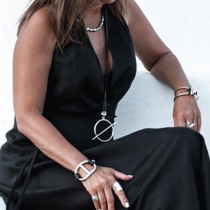 Conjunto de pulsera y collar llamativos de metal grueso y cuero, estilo Unode50, con brazalete y collar largo, juego de aros grandes, joyería única y original