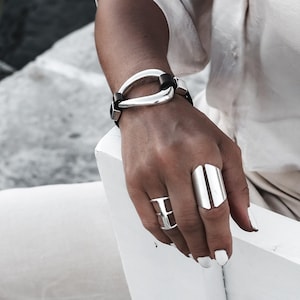 Bracelet en cuir noir et métal, bracelet original pour un look rock, bracelet unisexe