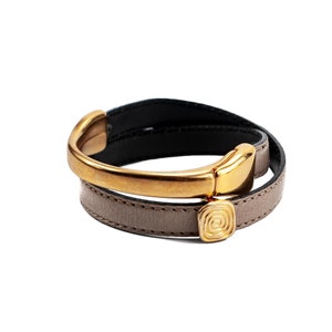 Bracelet enveloppant en cuir beige surpiqué et métal zamak plaqué or avec fermoir magnétique, bracelet en or de style Unode50